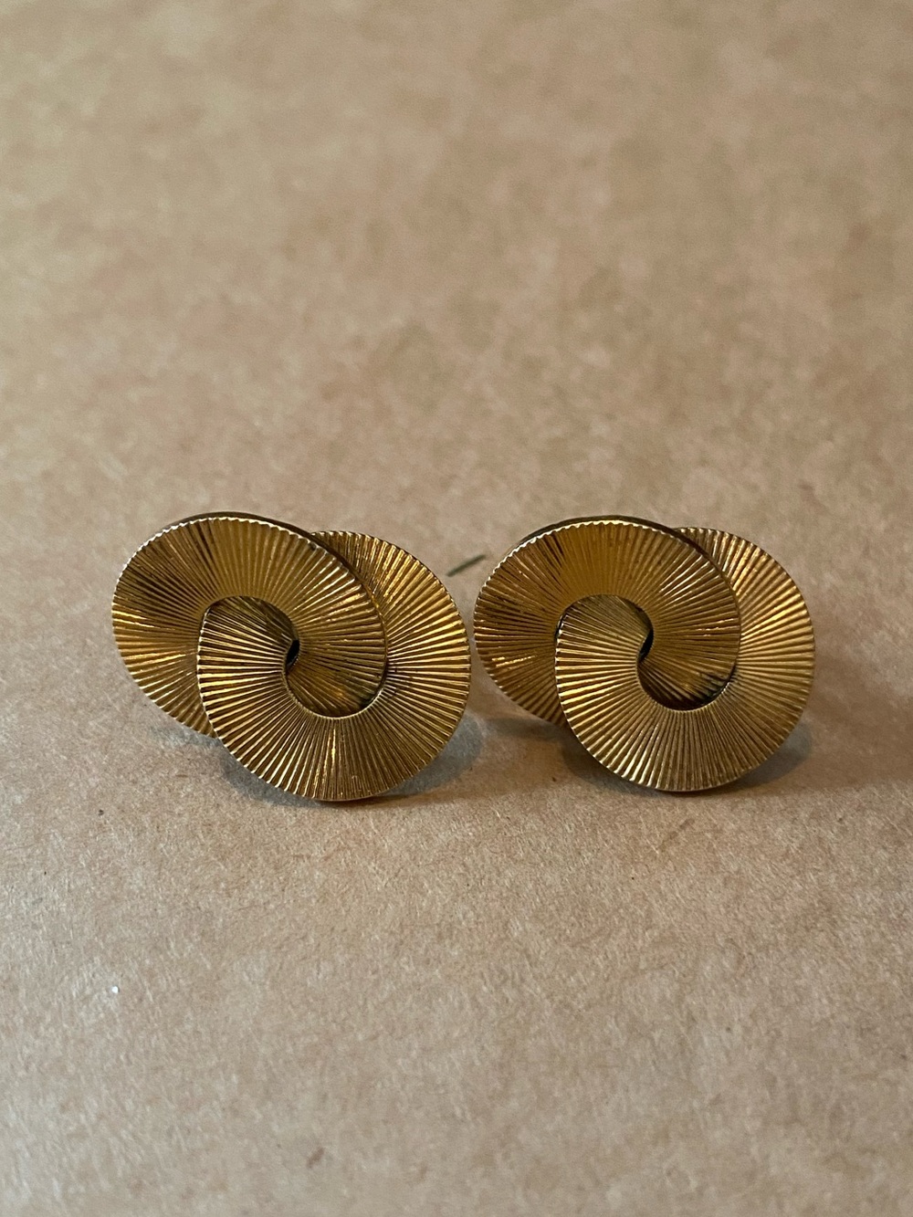 Vintage Peck & Peck NYC 1/20 12K Gold
Filled Fluted Ribbon Screw Back Ear